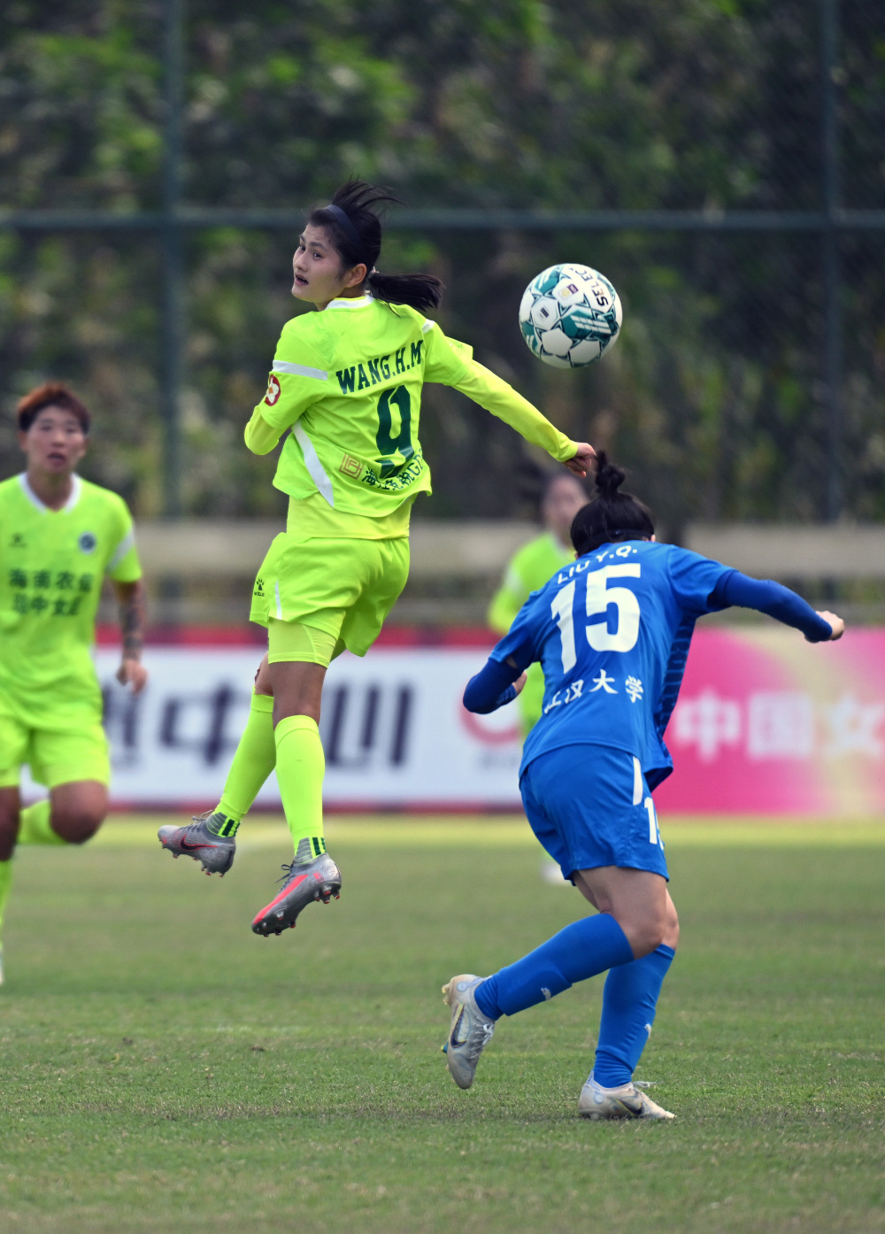国际足球赛事中，女球员展现实力